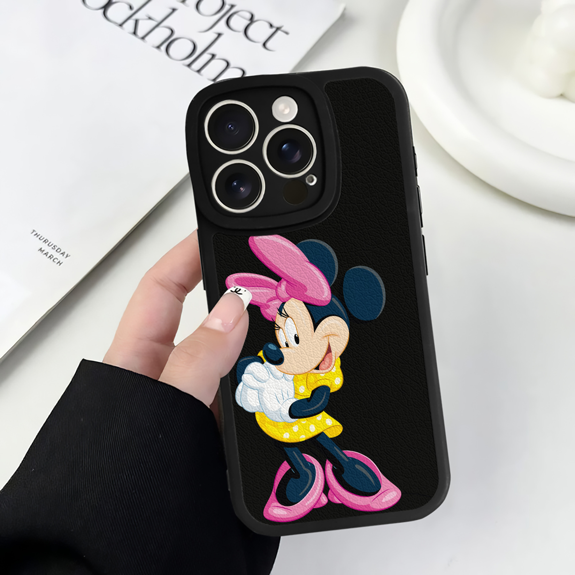 （画像用） ミッキーマウス Mickey Mouse 【iPhone 16シリーズ対応】シリコンスマホケース（レザー調） 材質：シリコン